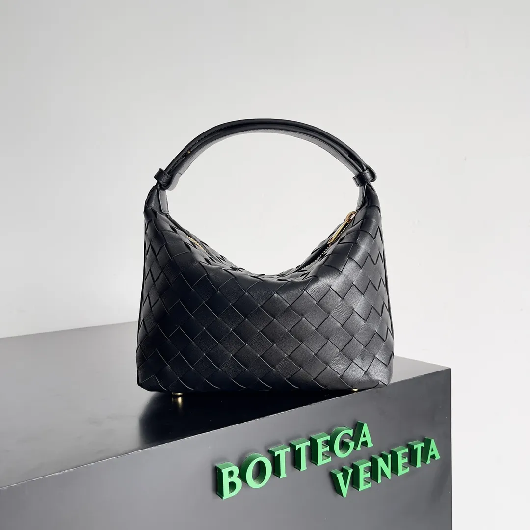 Batch 1860 predicts that BV Bottega will be popular again this year🔥 A lunch bag. The entire bag is made of top nappa, which is very soft and lightweight. It also uses the intrecciato weaving process that the two founders spent several months developing from the beginning of the brand. It is completely hand-woven by Italian craftsmen. It perfectly reflects the craftsmanship of Bottega. The entire bag shape is also a very practical and popular lunch box bag shape. The slightly curved arc of the bag mouth can also better fit our wrists. Style number: 754443 Size: 22*13*9